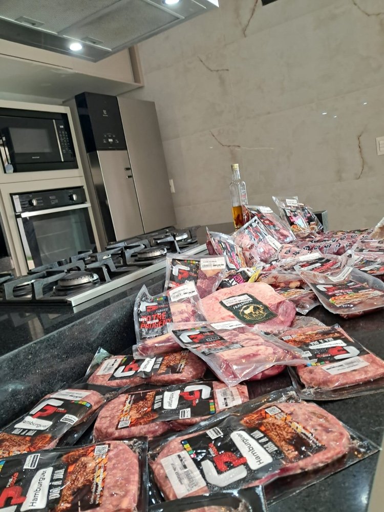Costela assada lentamente no bafo com crosta de ervas
